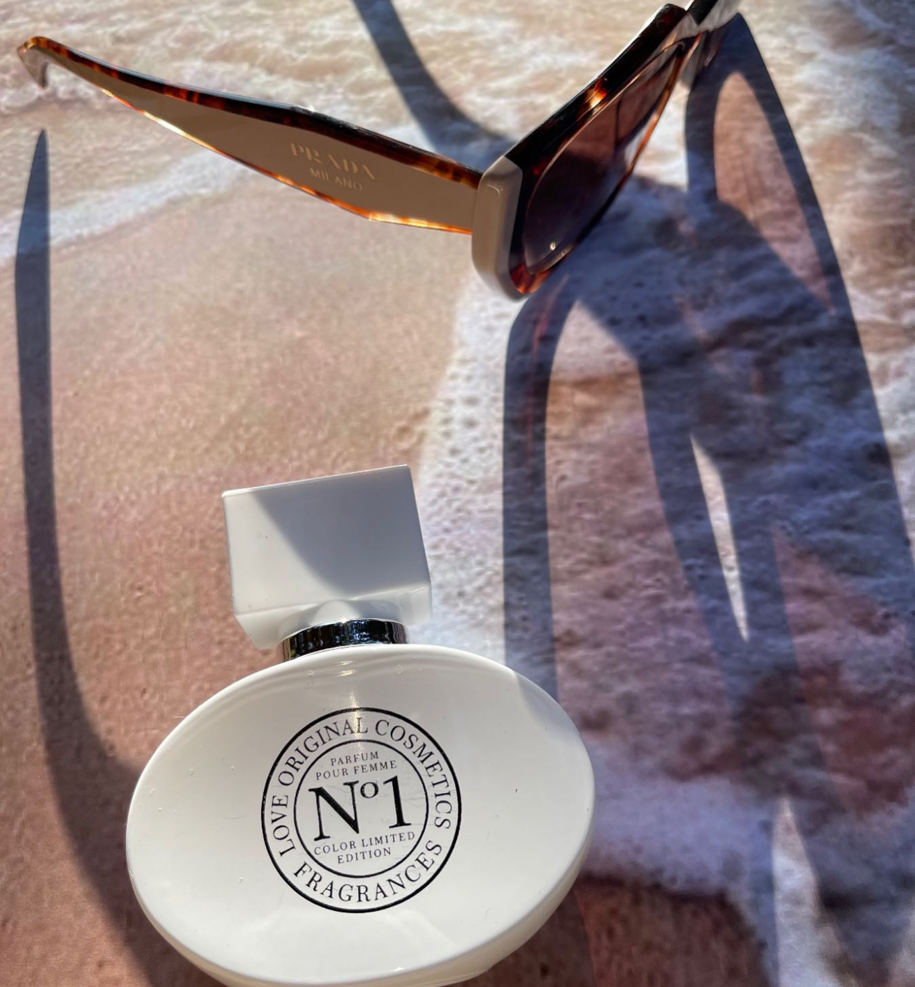 COLOR WOMAN patří mezi nejoblíbenější vůně z dílny BONNE Jedinečná kombinace květinových tónů a ovoce dala vzniknout této pohádkové vůni. Kalábrijský bergamot zaručuje jistou míru svěžesti, kterou doplňuje liči, jež vůni propůjčuje vyjímečnost této vůně.Koncert esencí pak završuje kašmír.https://bonneparfum.cz